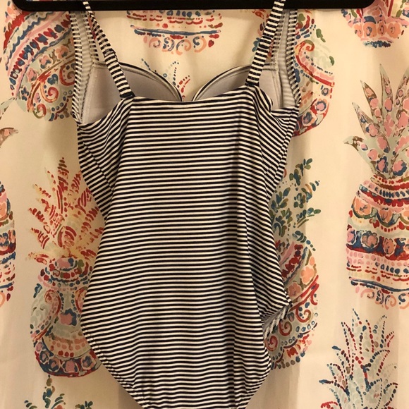 Nip Tuck 1 piece - Picture 3 of 7